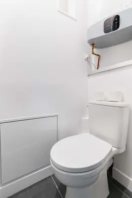 Salle de bains dans l'établissement 2 pieces refait neuf centre paris - paris 19 - 4P