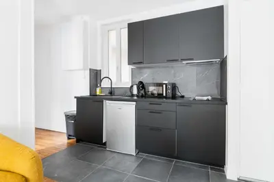 Cuisine ou kitchenette dans l'établissement 2 pieces refait neuf centre paris - paris 19 - 4P