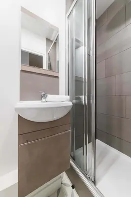 Salle de bains dans l'établissement Studio refait a neuf proche Metro - Paris 19 - 2P