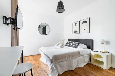 Un ou plusieurs lits dans un hébergement de l'établissement Studio refait a neuf proche Metro - Paris 19 - 2P