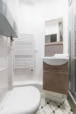 Salle de bains dans l'établissement Studio refait a neuf proche Metro - Paris 19 - 2P