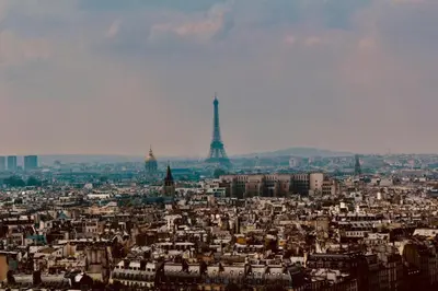 Vue générale sur Paris ou vue de la ville depuis l'appartement