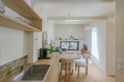 Cuisine ou kitchenette dans l'établissement Maison Alcôme - Elegant Artist's Residence with Private Garden
