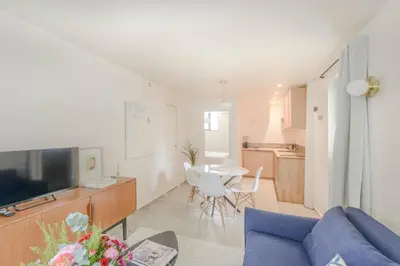 Cuisine ou kitchenette dans l'établissement Maison Alcôme - Elegant Artist's Residence with Private Garden