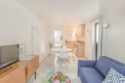 Cuisine ou kitchenette dans l'établissement Maison Alcôme - Elegant Artist's Residence with Private Garden