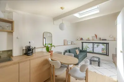 Cuisine ou kitchenette dans l'établissement Maison Alcôme - Elegant Artist's Residence with Private Garden