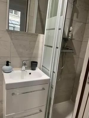 Salle de bains dans l'établissement Place à 2 minutes du Musée Louvre Vivez Paris à Pied