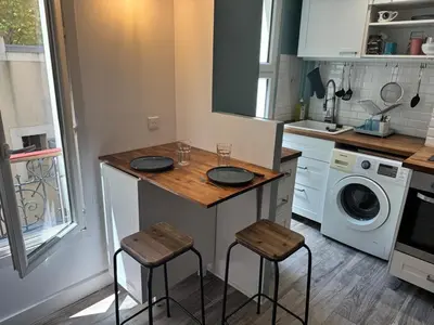 Cuisine ou kitchenette dans l'établissement Charmant T2 calme, à 15 min du cœur de Paris