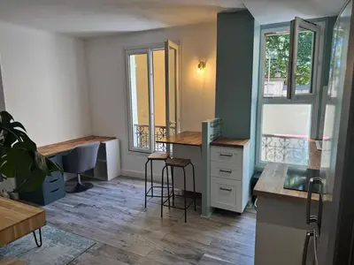 Cuisine ou kitchenette dans l'établissement Charmant T2 calme, à 15 min du cœur de Paris