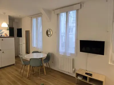 Télévision ou salle de divertissement dans l'établissement 340 rue Saint-Jacques Paris V - Studio