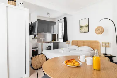 Cuisine ou kitchenette dans l'établissement Studio elegant Charme Intemporel - Paris 18 - 2p