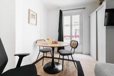 Télévision ou salle de divertissement dans l'établissement Studio elegant Charme Intemporel - Paris 18 - 2p