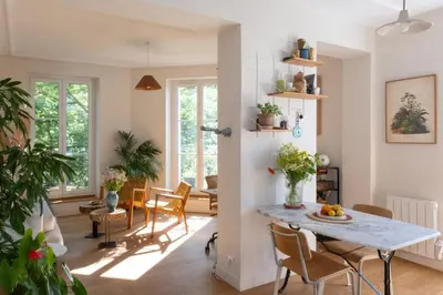 Coin salon dans l'établissement Charming & bright apartment with rolling balcony