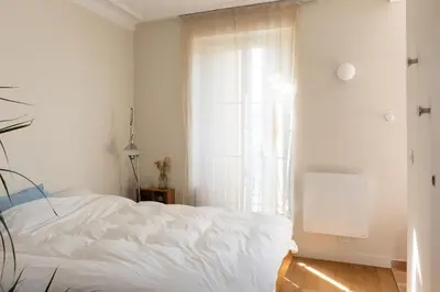 Un ou plusieurs lits dans un hébergement de l'établissement Charming & bright apartment with rolling balcony
