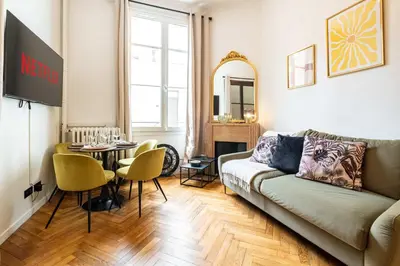 Télévision ou salle de divertissement dans l'établissement 5 Guests Flat - Marais Enfants Rouges
