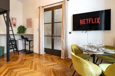 Télévision ou salle de divertissement dans l'établissement 5 Guests Flat - Marais Enfants Rouges