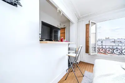 Télévision ou salle de divertissement dans l'établissement Studio cosy et équipé Paris 17 - II