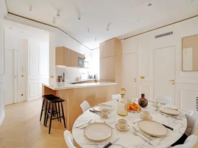 Cuisine ou kitchenette dans l'établissement Elegant A C Apt 2BR 6P Paris 17th Monceau