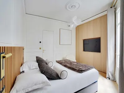 Un ou plusieurs lits dans un hébergement de l'établissement Elegant A C Apt 2BR 6P Paris 17th Monceau