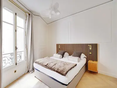 Un ou plusieurs lits dans un hébergement de l'établissement Elegant A C Apt 2BR 6P Paris 17th Monceau