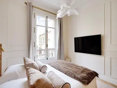 Télévision ou salle de divertissement dans l'établissement Elegant A C Apt 2BR 6P Paris 17th Monceau