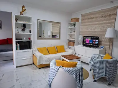 Télévision ou salle de divertissement dans l'établissement Very nice private Appartment 1 living room with sofa bed 1 bedroom 1 bathroom with toilet 1 Kitchen