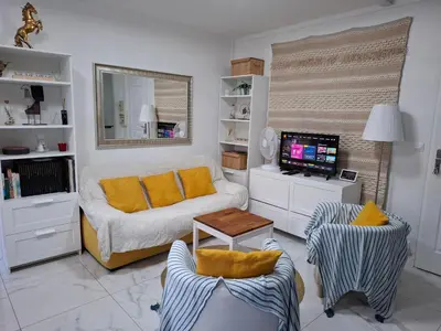 Télévision ou salle de divertissement dans l'établissement Very nice private Appartment 1 living room with sofa bed 1 bedroom 1 bathroom with toilet 1 Kitchen