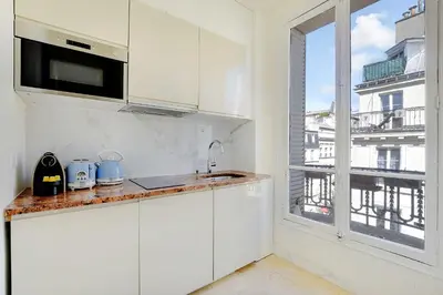 Cuisine ou kitchenette dans l'établissement Modern Apartment - 2BD 4P - Louvre Marais