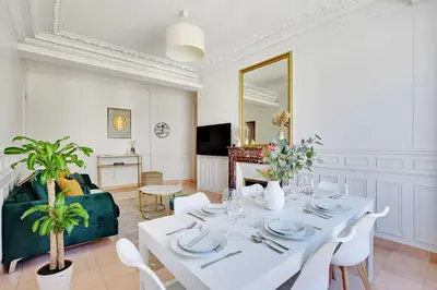 Télévision ou salle de divertissement dans l'établissement Modern Apartment - 2BD 4P - Louvre Marais