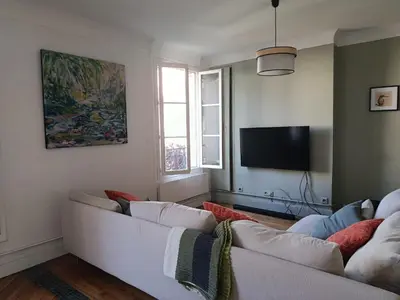 Télévision ou salle de divertissement dans l'établissement Appartement idéal pour visiter Paris