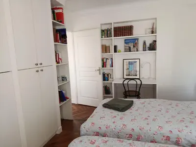 Bibliothèque dans l'appartement