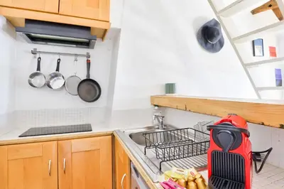 Cuisine ou kitchenette dans l'établissement GuestReady - Charming nest in the city centre