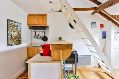 Cuisine ou kitchenette dans l'établissement GuestReady - Charming nest in the city centre
