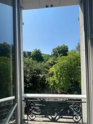 Balcon ou terrasse dans l'établissement Notre appartement vue sur les Buttes Chaumont
