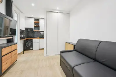 Cuisine ou kitchenette dans l'établissement Magnifique studio rénové métro Paris 2pers