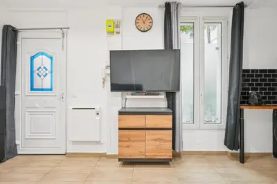 Télévision ou salle de divertissement dans l'établissement Magnifique studio rénové métro Paris 2pers