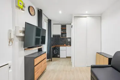 Cuisine ou kitchenette dans l'établissement Magnifique studio rénové métro Paris 2pers