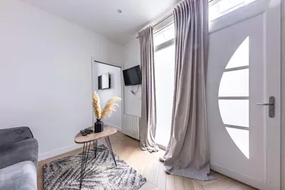 Télévision ou salle de divertissement dans l'établissement Apartement 4 stars in Levallois , near Paris 17th district