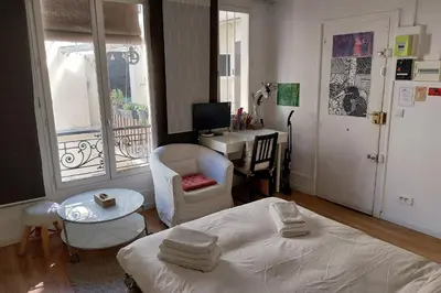Un ou plusieurs lits dans un hébergement de l'établissement Studio for 2 - near Louvre Museum