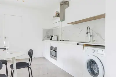 Cuisine ou kitchenette dans l'établissement A haven of peace in Neuilly sur Seine