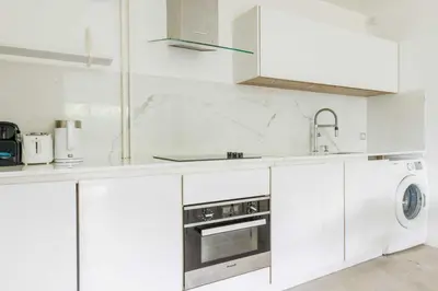 Cuisine ou kitchenette dans l'établissement A haven of peace in Neuilly sur Seine