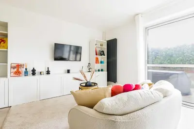 Télévision ou salle de divertissement dans l'établissement A haven of peace in Neuilly sur Seine