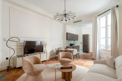 Télévision ou salle de divertissement dans l'établissement 3-bedroom Luxurious Family flat - Vendôme- with AC