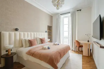 Télévision ou salle de divertissement dans l'établissement 3-bedroom Luxurious Family flat - Vendôme- with AC