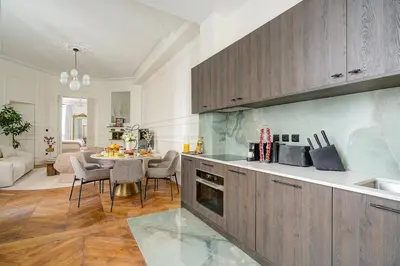 Cuisine ou kitchenette dans l'établissement 3-bedroom Luxurious Family flat - Vendôme- with AC