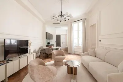 Télévision ou salle de divertissement dans l'établissement 3-bedroom Luxurious Family flat - Vendôme- with AC