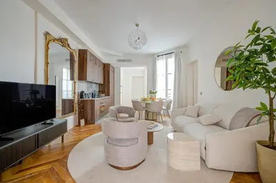 Télévision ou salle de divertissement dans l'établissement 3-bedroom Luxurious and Elegant Family Flat - Vendôme - with AC