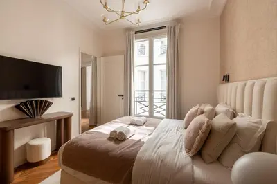 Télévision ou salle de divertissement dans l'établissement 3-bedroom Luxurious and Elegant Family Flat - Vendôme - with AC