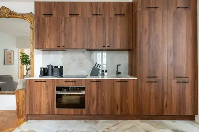 Cuisine ou kitchenette dans l'établissement 3-bedroom Luxurious and Elegant Family Flat - Vendôme - with AC