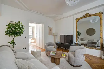 Télévision ou salle de divertissement dans l'établissement 3-bedroom Luxurious and Elegant Family Flat - Vendôme - with AC